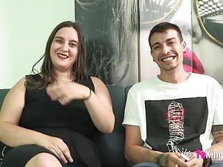 Dicke Brünette will seine Stange spüren