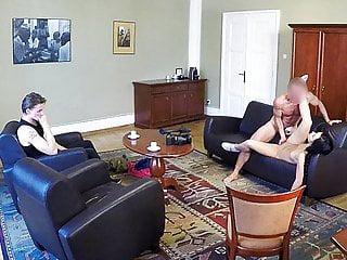 Mann nimmt junges Mädchen mit nach Hause