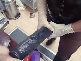 Herrin mit riesigen Strapon in den Arsch gefickt