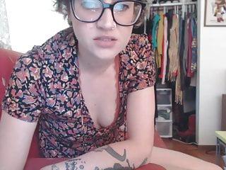 Mädel mit dicken Titten reitet auf einem Schwanz