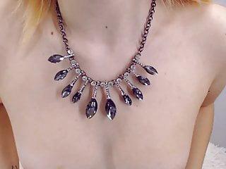 Blondes Babe wichst sich einen ab