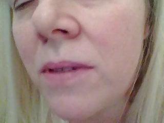 Sexy Blondine fickt in der Bar