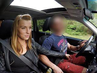 Sie telefoniert dabei mit ihrem Freund