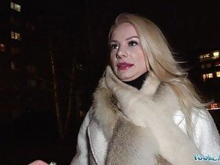 Schlanke Blondine fickt in der Öffentlichkeit