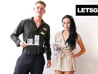 Der Voyeur wird von den bisexuellen Angestellten gefickt