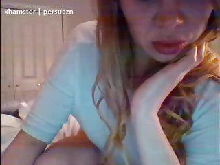 Rothaariges Camgirl mit schönen Titten und einer nassen Fotze beim Solo mit dem Dildo - Amateur Cam Sex