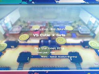 Sie spielt am Strand an sich herum