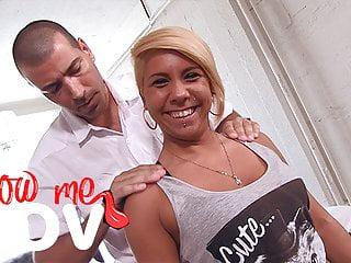 Pov Blowjob mit einer süssen Brünetten mit großen Brüsten die den Schwanz bläst bis zum ans