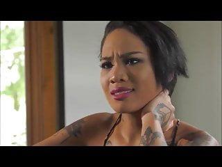 Heisse ebony Frau wird von einem grossen Schwanz gefickt