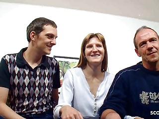 Deutsche Frau betrügt ihren Mann mit einem Unbekannten vor den Augen ihres Mannes