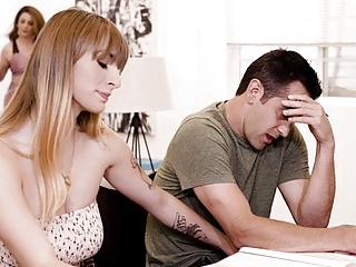 Geile Studentin vögelt stiefpapas Freund während Mama weg ist