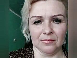 Russin zieht sich vor der Cam aus und masturbiert - Oma Solo