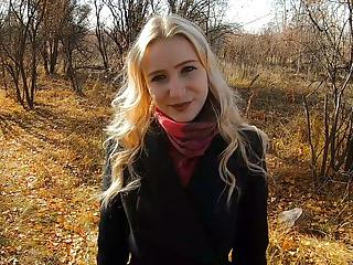 Junges Mädel macht einen Blowjob in der Öffentlichkeit