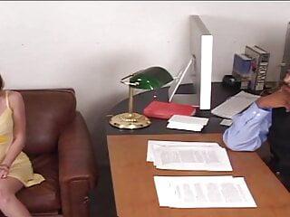 Junge Frau spreizt ihre Beine für einen großen schwarzen Schwanz