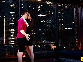 Die geile Brünette Julia de Lucia lässt sich in den Mund spritzen