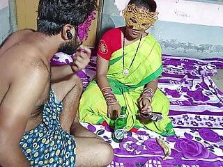 Indische Cousine Khloe sakuragi fickt ihre Babysitterin