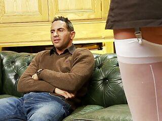 Rothaarige Schlampe bläst und fickt vor dem Telefon