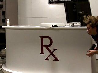 Versaute Hure bei einer Orgie im Wohnzimmer gefickt