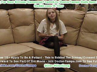 Nackte Mädchen beim Workout auf dem Schreibtisch