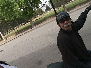 Tätowierte Brünette mit großen Möpsen wird intensiv gebumst