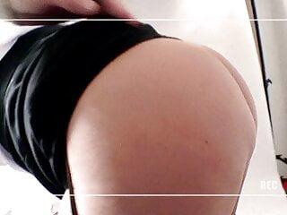 Tabulose Blondine steht im Mittelpunkt einer geilen Orgie