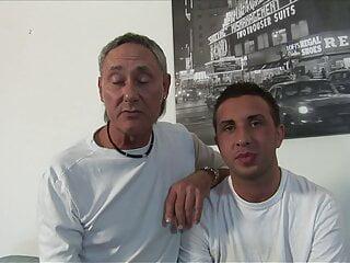 Vollbusige Blondine wird von zwei Afrikanern doppelt penetriert