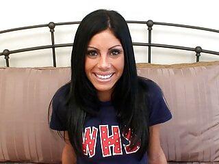 Diese sexy Teen zeigt ihren Körper und gibt einen Blowjob