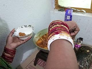 Japanische Magd D Maki koizizo lässt sich in der Küche nageln