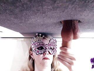 Blonde Domina melkt Schwanz ihres Sklaven leer