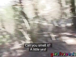 Freundinnen lecken sich im Wald die Fotzen