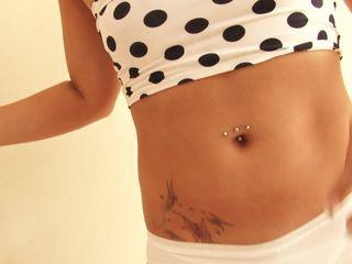 Brünette Sophia schiebt einen riesendildo in ihre Pussy