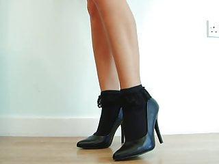 Blondes Teen masturbiert auf dem sofa