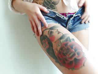 Tätowierte Schlampe zeigt uns ihren Arsch