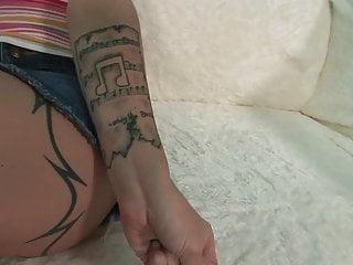 Süße Brünette bekommt ihre Löcher gedehnt