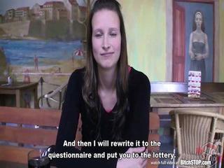 Unverschämte Brünette wird auf der öffentlichen Toilette gefickt