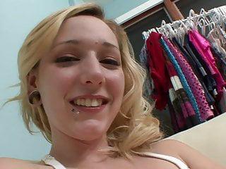 Blondine bekommt eine ordentliche ladung Sperma ab