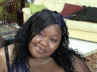 Farbige Tussy wird von einem weißen Stecher gevögelt