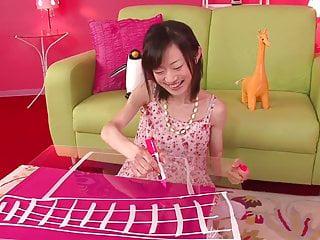 Schönes japanisches Babe masturbiert mit einem Dildo