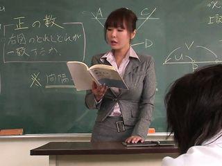 Lehrerin mit großen Brüsten wird von ihrem Schüler gebumst