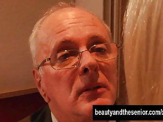 Hübsche Blondine nimmt einen alten Schwanz auf