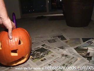 Junge Brünette in den Arsch gefickt