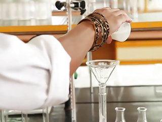 Nerdige Latina lässt sich die Muschi lecken