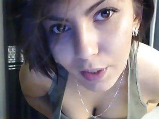 Süsses geiles Babe spielt mit ihrer Muschi