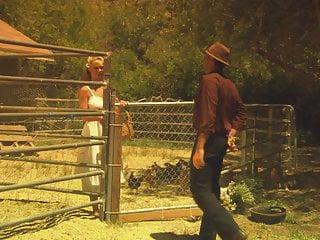 Brooke Wylde wird im Freien von hinten gefickt