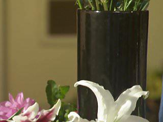 Busige Frau wird auf dem Tisch gefickt