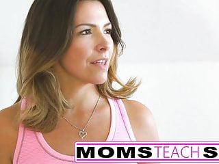 Stiefmutter gibt kleinen Teens eine Lehrstunde zum lecken