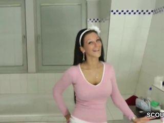 Bruder wird von seiner Stiefschwester beim wichsen erwischt