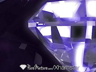 Ein geiles Pärchen spielt mit der reifen Savana Styles