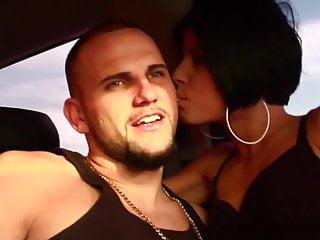 Grosser Kerl wird zum Sex überredet