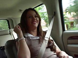 Versaute Schlampe mit netten Arsch reitet harten Schwanz